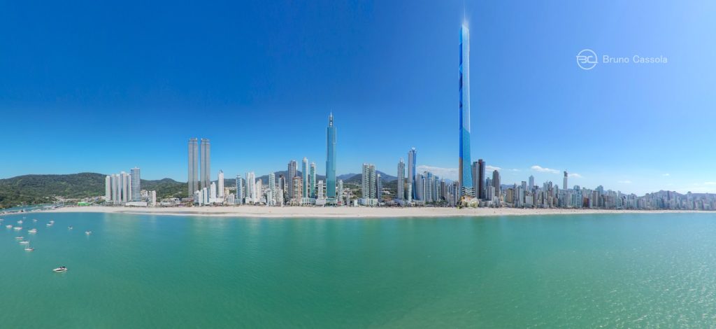 Vista aérea de Balneário Camboriú com o skyline da cidade, destacando o Senna Tower, o maior edifício residencial do mundo, com 154 andares e 540 metros de altura.